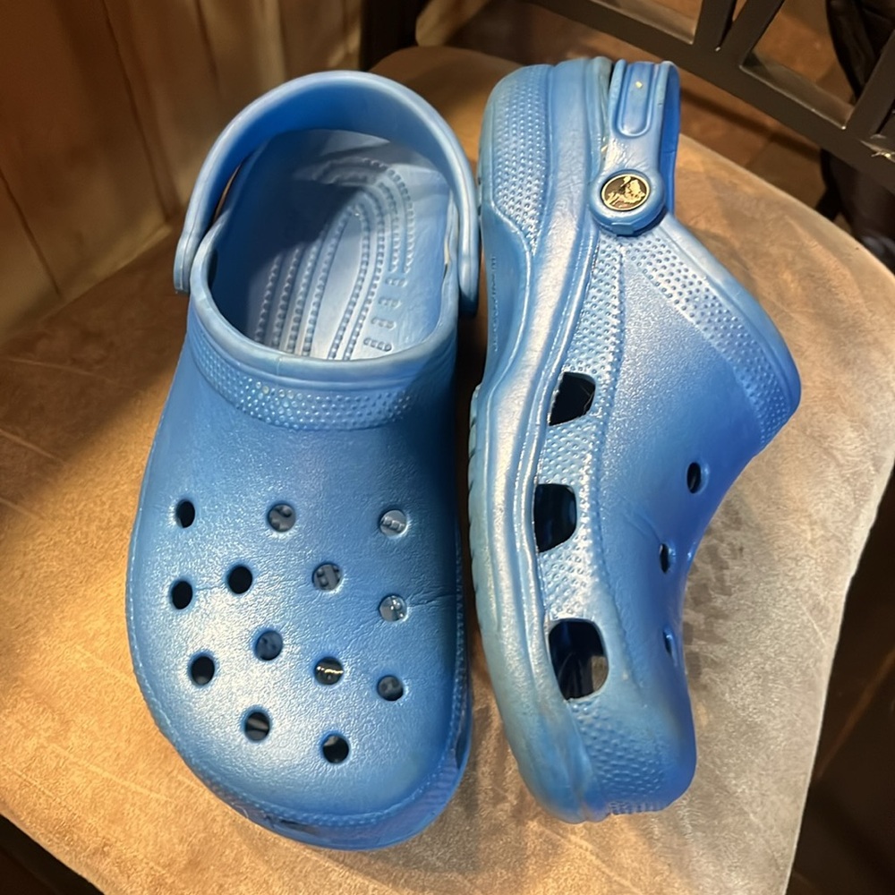 BLUE crocs sandals mens 11, womens 9, slip on perforated top slides slip on shoe